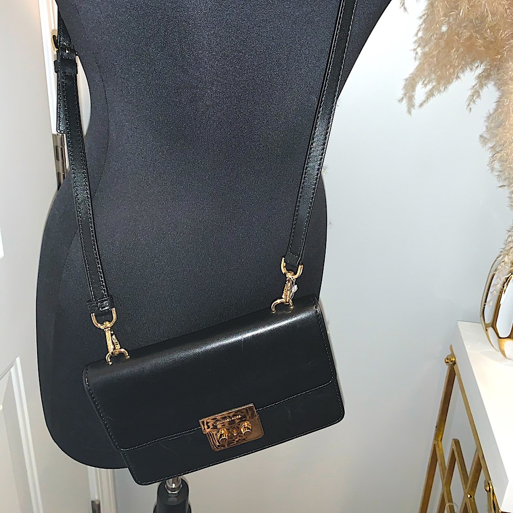Michael Kors leather wallet shoulder bag